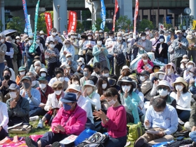 憲法記念日に合わせ、改憲反対を訴えた集会＝３日午後、神戸市中央区小野浜町、みなとのもり公園