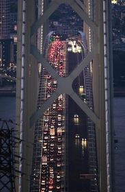 神戸や大阪方面に向かう車列が上り車線を埋めた明石海峡大橋＝５日午後７時１分、淡路市岩屋から（撮影・中西幸大）