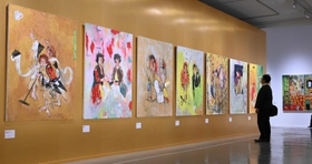 コロナ禍に入ってから、寒山拾得を描いたシリーズが並ぶ。横尾さんが提案した金色の壁紙に映える＝横尾忠則現代美術館（撮影・坂井萌香）