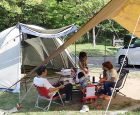 市街地からの近さもあって、家族連れらでにぎわうキャンプ場＝７日午後、神戸市北区しあわせの村（撮影・長嶺麻子）