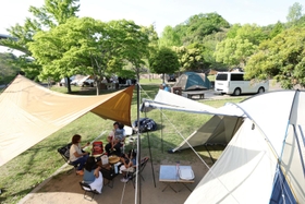 市街地からの近さもあって、家族連れらでにぎわうキャンプ場＝７日午後、神戸市北区しあわせの村（撮影・長嶺麻子）