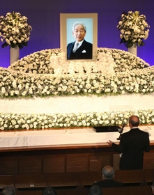 約２５０人が集まった新野幸次郎元神戸大学長をしのぶ会＝７日午後、神戸市灘区六甲台町の神戸大
