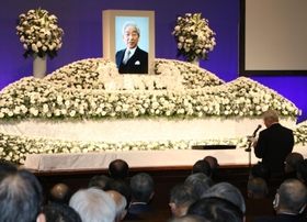約２５０人が集まった新野幸次郎元神戸大学長をしのぶ会＝７日午後、神戸市灘区六甲台町の神戸大