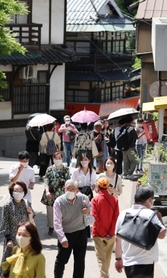 大型連休の最終盤を迎えて観光客でにぎわう有馬温泉街＝７日午後、神戸市北区有馬町（撮影・小林良多）