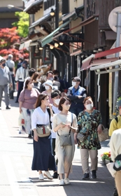 大型連休の最終盤を迎えて観光客でにぎわう有馬温泉街＝７日午後、神戸市北区有馬町（撮影・小林良多）
