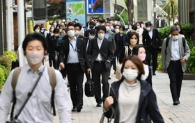 大型連休が明け、勤め先などに向かう人たち＝９日午前、神戸市中央区