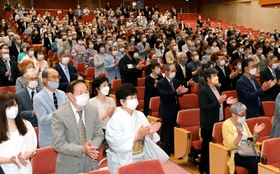 式典の最後に一本締めで結婚５０年を祝う出席者たち＝８日、神戸市中央区、神戸ポートピアホテル・ポートピアホール（撮影・秋山亮太）