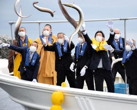 今シーズンの豊漁と繁盛を願い、ハモを海に放つ参列者＝９日午前、南あわじ市沼島