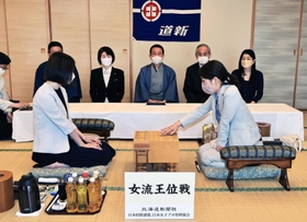 女流王位戦第２局で初手を指す里見香奈女流王位（右）。左は西山朋佳女流二冠＝１１日午前、札幌市中央区、京王プラザホテル札幌