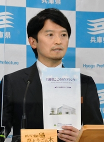 会見で上島竜兵さんのふ報に触れ、相談ダイヤルの活用などを呼び掛ける兵庫県の斎藤元彦知事＝１１日午後、兵庫県庁