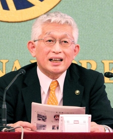 講演する泉房穂明石市長＝東京・内幸町の日本記者クラブ