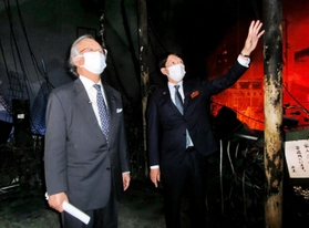 阪神・淡路大震災の被害を再現した展示を視察する斎藤元彦知事（右）と河田恵昭センター長＝神戸市中央区脇浜海岸通１