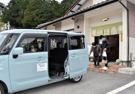食事を終えた後に送迎車に相乗りする利用者＝豊岡市内