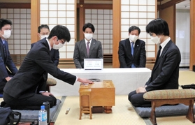 加古川青流戦の開幕局で初手を指す上野裕寿三段（左）。右は三田敏弘三段＝１２日午前、大阪市福島区、関西将棋会館