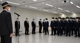 出発式で桐原弘毅本部長（左）の訓示を受けるＡＴＭ警戒員＝１３日午後、神戸市中央区