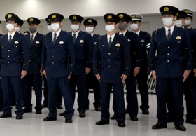 詐欺被害防止へＡＴＭの警戒に出発する警察官＝１３日午後、神戸市中央区