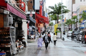 ５０年前と同じ雨で迎えた本土復帰５０年。那覇市の国際通りも歩く人の姿はまばらだ＝１５日午前、那覇市・国際通り