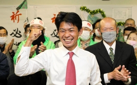 稲美町長に初当選し、満面の笑みを浮かべる中山哲郎氏（中央）＝稲美町国安（撮影・笠原次郎）