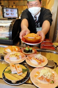 多彩なアレンジで提供される回転ずしのサーモン＝姫路市豆腐町、回転寿司力丸ＪＲ姫路駅店