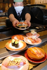 多彩なアレンジで提供される回転ずしのサーモン＝姫路市豆腐町、回転寿司力丸ＪＲ姫路駅店