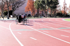 陸上トラックが整備されている「しあわせの村」。車いす陸上の選手たちが練習で使う＝神戸市北区しあわせの村