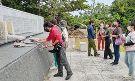 兵庫・沖縄友愛キャンプで、兵庫県出身の戦没者を慰霊する「のじぎくの塔」を訪れた参加者＝２０２１年１１月、沖縄県糸満市（兵庫県青少年本部提供）