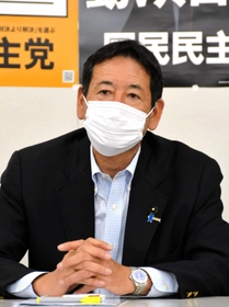 今夏の参院選兵庫選挙区への独自候補擁立見送りについて説明する国民民主党兵庫県連代表の向山好一県議＝１７日午後、神戸市内