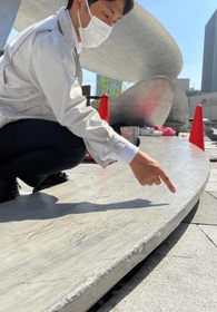 角が削れたベンチ＝神戸市中央区加納町