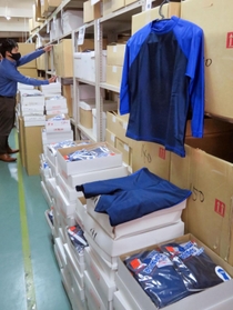 注文が相次いでいるスクール水着。学校ごとに形やデザインが異なるという＝神戸市須磨区弥栄台３