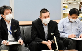 兵庫県の防災アプリの改修に北朝鮮籍のＩＴ技術者が携わり、報酬が支払われていた問題について、経緯を説明する県の担当者＝１９日午後、兵庫県庁