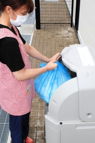 加古川市では市立認定こども園、保育園で使用済み紙おむつの持ち帰りをやめた。業者の収集まで保管箱で管理している＝加古川市内