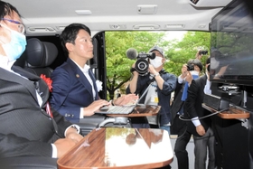 トヨタ自動車が開発した燃料電池車（ＦＣＶ）グランエース内に設けられた執務スペースの利用を体験する兵庫県の斎藤元彦知事＝兵庫県公館