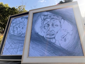 鉛筆画「人間やめますか」。普段は色鮮やかでポップな水彩画を描くことが多いが、自身の心の奥行きを表現したという