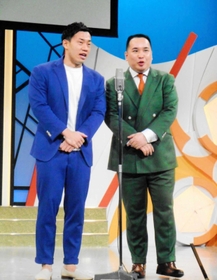 ネタを披露するミルクボーイの内海崇さん（右）と駒場孝さん＝２０２０年１２月、大阪・よしもと漫才劇場