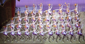 ショーでは息の合った踊りを披露した＝宝塚大劇場（撮影・鈴木雅之）