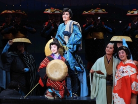 東京宝塚劇場で上演中の雪組「夢介千両みやげ」も６月１２日の千秋楽公演生中継が予定されている（宝塚大劇場での公演の様子、撮影・吉田敦史）