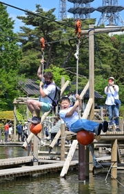 青空の下、水上アスレチックを楽しむ子どもら＝２２日午後、神戸市灘区六甲山町、グリーニア