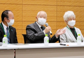 バイデン米大統領との面会について語る有本明弘さん（中央）ら＝２３日午後、東京都内