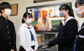 啓発ＤＶＤの映像を囲み、撮影を振り返る放送部員ら＝兵庫県稲美町中一色