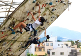 ３０年前にポートアイランドで開かれたクライミングワールドカップで使われ、いまは神戸登山研修所で活躍する人工壁＝神戸市灘区王子町２、王子公園内（撮影・吉田敦史）