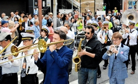 軽快な音色を響かせ街を歩くジャズミュージシャンら＝２０１９年１０月、神戸市中央区中山手通
