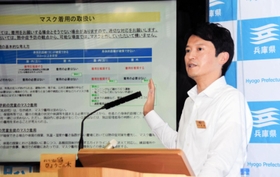 新型コロナウイルスの感染対策として、飲食店に求めている人数制限などの要請を解除する意向を明らかにした兵庫県の斎藤元彦知事＝２６日午後、県庁