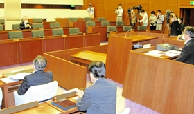 百条委員会に臨む泉房穂市長（左奥）＝２７日午前、明石市議会