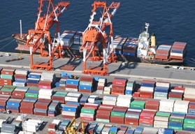 コンテナを積み込む大型船。脱炭素に向けて、陸上輸送から海上輸送へのシフトが始まっている＝神戸市中央区、ポートアイランド２期