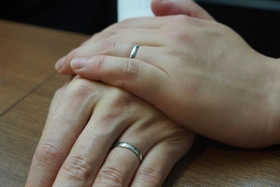 パートナーシップを宣誓して薬指に指輪をはめるゲイの２人。国は同性婚を認めていない＝神戸市内