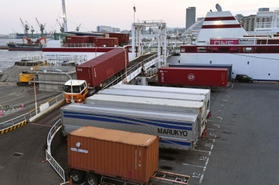 神戸港に入港したジャンボフェリーから突堤に下ろされるコンテナ。脱炭素に向けて海上輸送へのシフトが始まっている＝２７日午後、神戸市中央区新港町の神戸三宮フェリーターミナル（撮影・三津山朋彦）