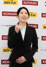 終局後に記者会見に応じた里見香奈女流四冠＝２７日夜、大阪市福島区、関西将棋会館（撮影・小林伸哉）
