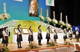 河合雅雄さんを偲ぶ会で、河合さんが愛唱した「手のひらを太陽に」を合唱する篠山少年少女合唱団＝２８日午後、丹波篠山市立田園交響ホール