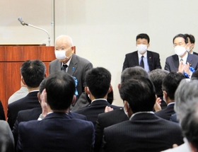 拉致被害者家族の紹介で、参加者に頭を下げる有本明弘さん＝２９日午後、東京都千代田区