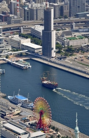 大阪・関西万博に向けた社会実験のため、神戸港に入港する観光船「サンタマリア」（中央）＝２９日